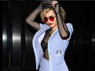 Rita Ora łapie się za pierś